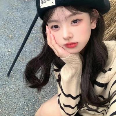 玻璃橱窗中的姑娘
